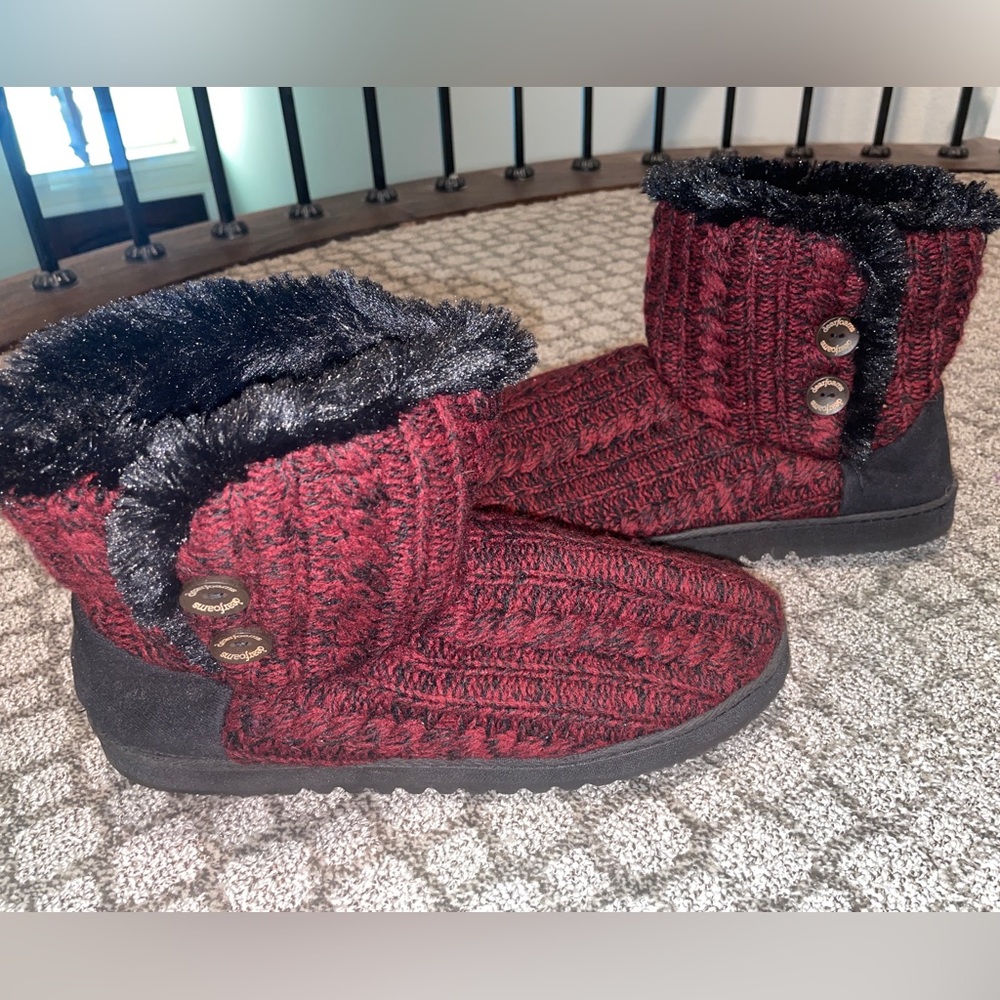 Dear-foams red/black cable knit faux furr lined booties rubber soles XL 11-12